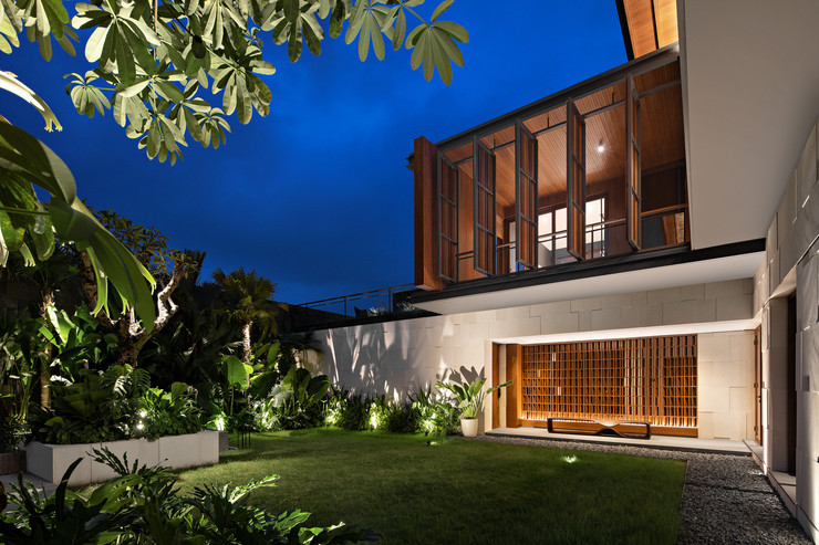 Khi bước vào khu vực riêng tư, có một sân cỏ, trồng nhiều cây nhiệt đới và một hồ bơi.