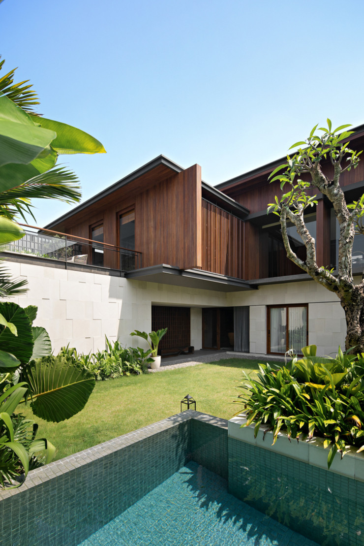 Thiết kế của ngôi nhà này tập trung vào các yếu tố tạo ra một tông màu đất-nhiệt đới, chẳng hạn như gỗ, đá và bê tông.
