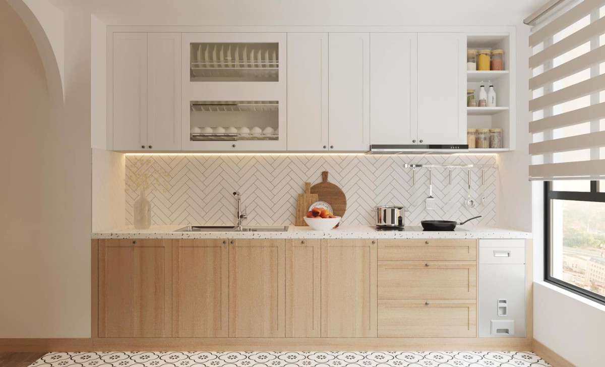 Phòng bếp nhiều ánh sáng, thông thoáng. Mặc dù nhỏ gọn nhưng đủ công năng, cất giấu được nhiều đồ.