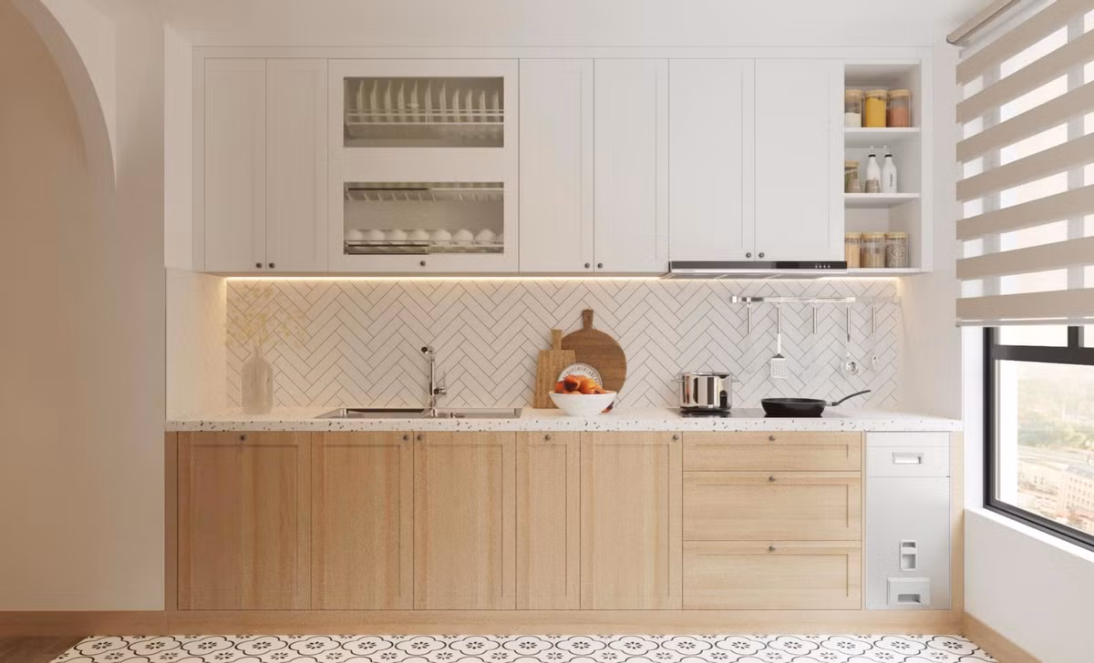 Phòng bếp nhiều ánh sáng, thông thoáng. Mặc dù nhỏ gọn nhưng đủ công năng, cất giấu được nhiều đồ.