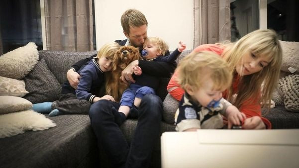 Dù bận rộn với công việc tại Premier League, Graham Potter vẫn dành nhiều thời gian chăm sóc gia đình nhỏ của mình. HLV mới của Chelsea từng hóm hỉnh tiết lộ, nếu vợ là người quản lý toàn bộ gia đình thì ông chỉ là người thay tã cho những đứa trẻ.