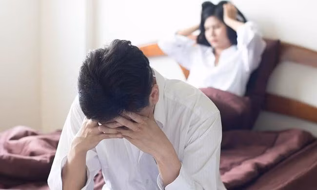 Cuoi nhau 4 nam chua co con, vo soc khi thay to giay trong tu chong-Hinh-2