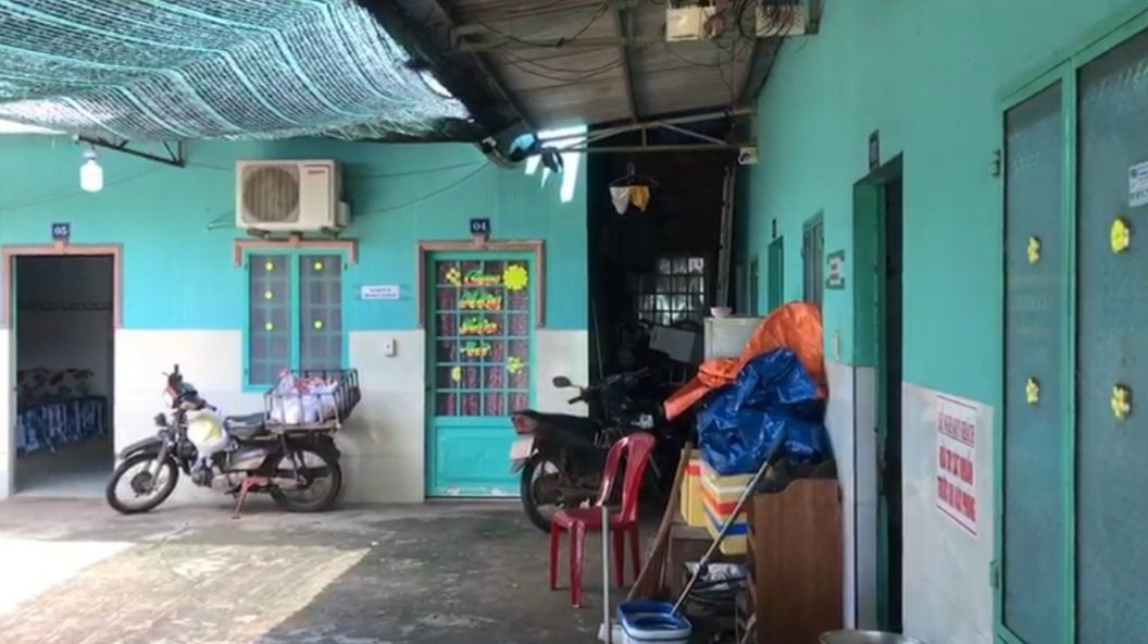 Cung con vao nha nghi voi ban trai, 1 phu nu tu vong