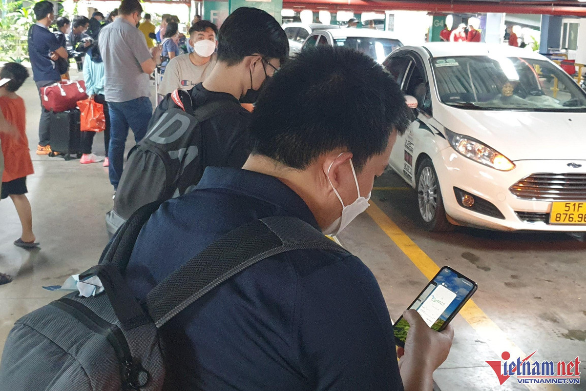 Taxi, xe công nghệ chật vật mưu sinh vì "bão giá" xăng dầu - Hình 3 Taxi, xe cong nghe chat vat muu sinh vi