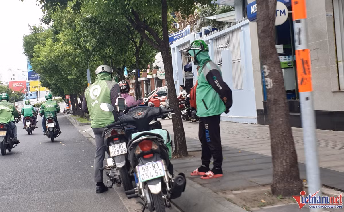 Taxi, xe công nghệ chật vật mưu sinh vì "bão giá" xăng dầu - Hình 2 Taxi, xe cong nghe chat vat muu sinh vi