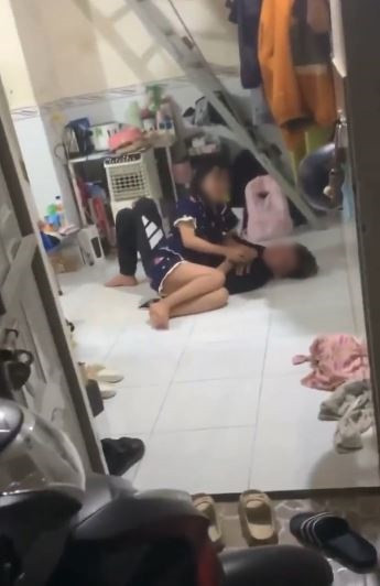 Cap doi dang noi cuoi vui ve lien 