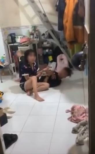 Cap doi dang noi cuoi vui ve lien 