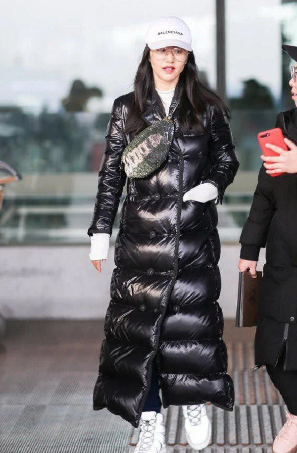 Người đẹp xứ Trung diện áo khoác phao như bao tải, vóc dáng nuột nà bị giấu tiệt - Hình 7 Nguoi dep xu Trung dien ao khoac phao nhu bao tai, voc dang nuot na bi giau tiet-Hinh-7