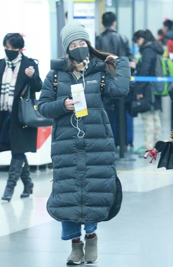 Người đẹp xứ Trung diện áo khoác phao như bao tải, vóc dáng nuột nà bị giấu tiệt - Hình 5 Nguoi dep xu Trung dien ao khoac phao nhu bao tai, voc dang nuot na bi giau tiet-Hinh-5