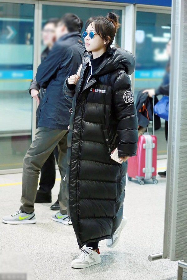 Người đẹp xứ Trung diện áo khoác phao như bao tải, vóc dáng nuột nà bị giấu tiệt - Hình 3 Nguoi dep xu Trung dien ao khoac phao nhu bao tai, voc dang nuot na bi giau tiet-Hinh-3