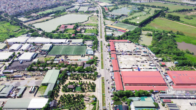 Các lán xưởng mọc lên như nấm.