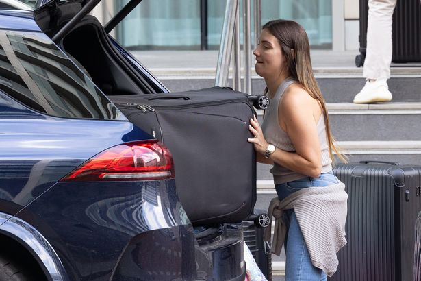 Vợ của tân binh Man United không mặc áo lót khi chuyển nhà - Hình 4 Vo cua tan binh Man United khong mac ao lot khi chuyen nha-Hinh-4