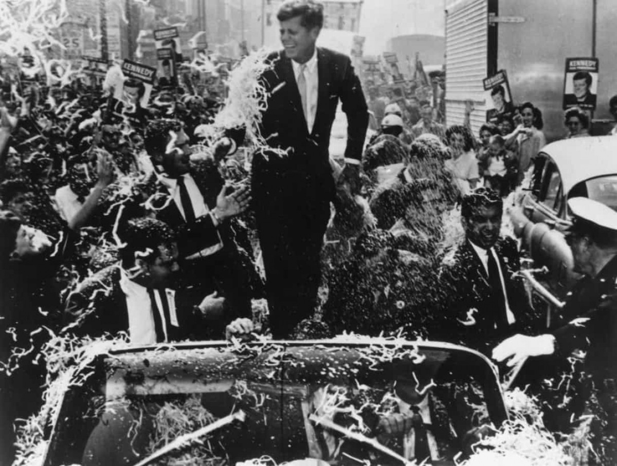 Năm 1963:- Sự kiện Tổng thống John F. Kennedy bị ám sát vào ngày 22/11/1963 khi đang đi cùng một đoàn xe qua Dealey Plaza ở thành phố Dallas, bang Texas, Mỹ.- Cùng ngày, nhà văn Aldous Huxley qua đời ở tuổi 69 tại Los Angeles, California. Ông đã viết các tiểu thuyết khoa học viễn tưởng như Brave New World và The Doors of Perception.