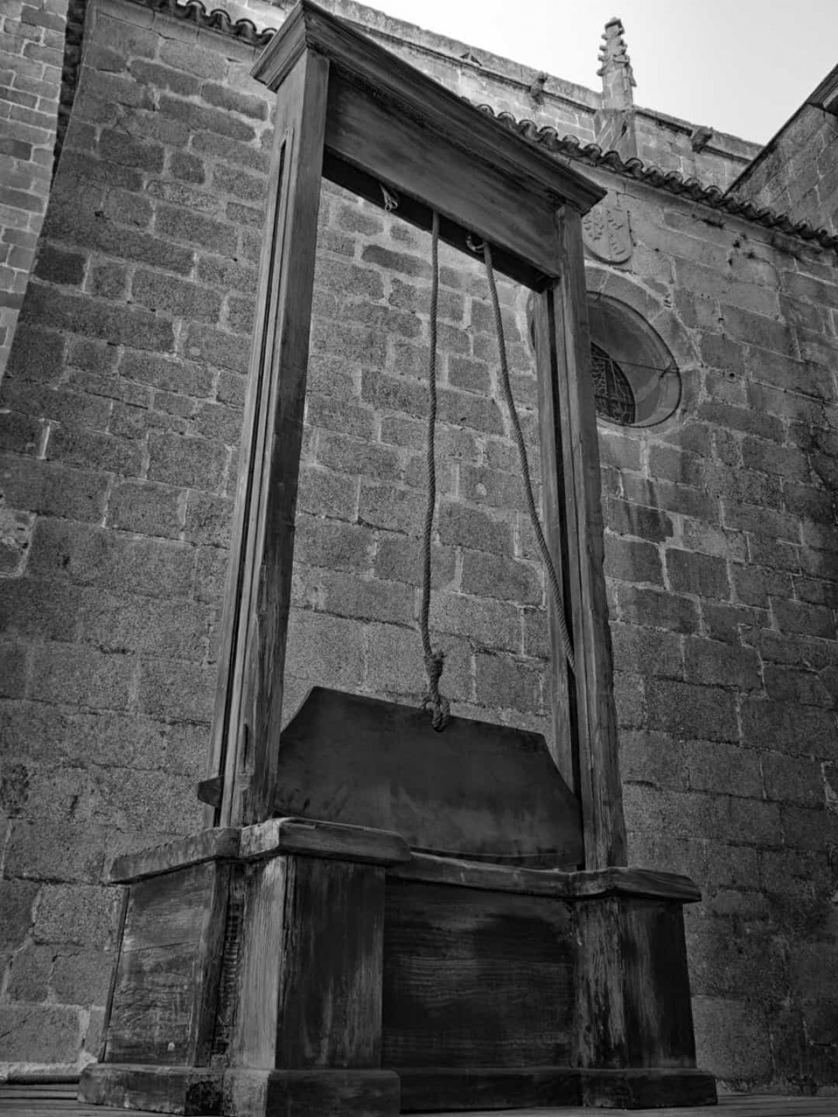 Năm 1977:- Năm 1977 chứng kiến lần cuối cùng sử dụng máy chém công khai ở Pháp. Hamida Djandoubi bị hành quyết bằng máy chém vào ngày 10/9/1977.- Sự khởi đầu của "Chiến tranh giữa các vì sao". Bộ phim đầu tiên trong loạt phim nổi tiếng của đạo diễn George Lucas được khởi chiếu vào ngày 25/5/1977.