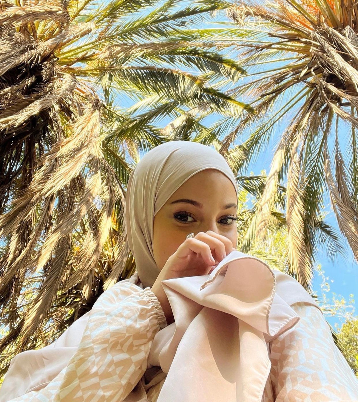 Nàng thơ của Demlebe luôn khéo léo cho đi gương mặt mình và chủ yếu chia sẻ hình ảnh về phong cảnh. Nhưng dựa vào bức hình trong lễ cưới được chia sẻ, có thể nhận thấy Rima sở hữu gương mặt khả ái.