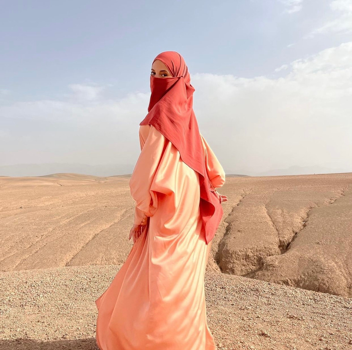 Rima là người nổi tiếng trên Tiktok và Instagram. Mỹ nhân 23 tuổi sở hữu 110.000 người theo dõi trên Instagram, còn ở Tiktok là gần 500.000 người. Điều đặc biệt là cô nàng chưa từng lộ mặt trên mạng xã hội.