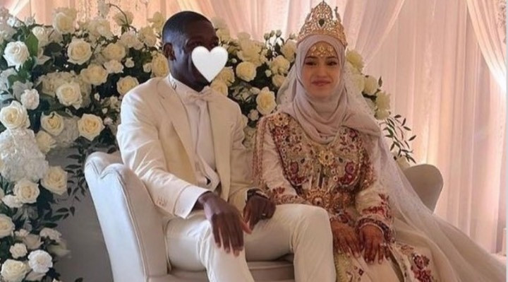 Vào kỷ nghỉ Giáng sinh năm 2021, Dembele tổ chức lễ cưới ở Morocco, theo nghi thức Hồi giáo trong sự bất ngờ của mọi người. Thậm chí ban huấn luyện và các cầu thủ Barcelona cũng không được thông báo về sự kiện này cho đến khi hình ảnh lễ cưới của chàng tuyển thủ người Pháp bị chia sẻ rầm rộ trên mạng xã hội.