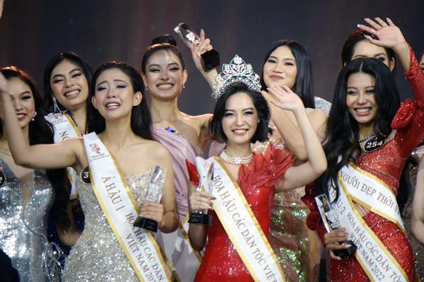 Dep bot cac cuoc thi hoa hau di!