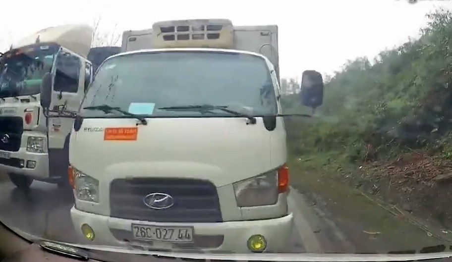 Clip: Hoảng hồn cảnh xe tải vượt ẩu, suýt đấu đầu ô tô trên đèo Clip: Hoang hon canh xe tai vuot au, suyt dau dau o to tren deo
