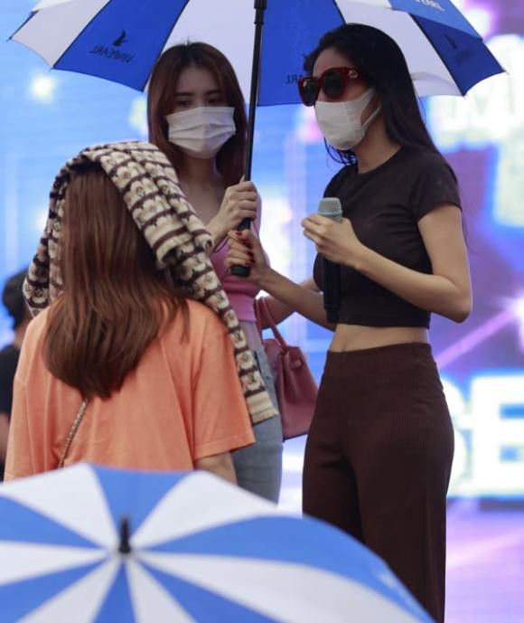 Thuy Tien duoc em gai Cong Vinh thap tung ra Hue-Hinh-3