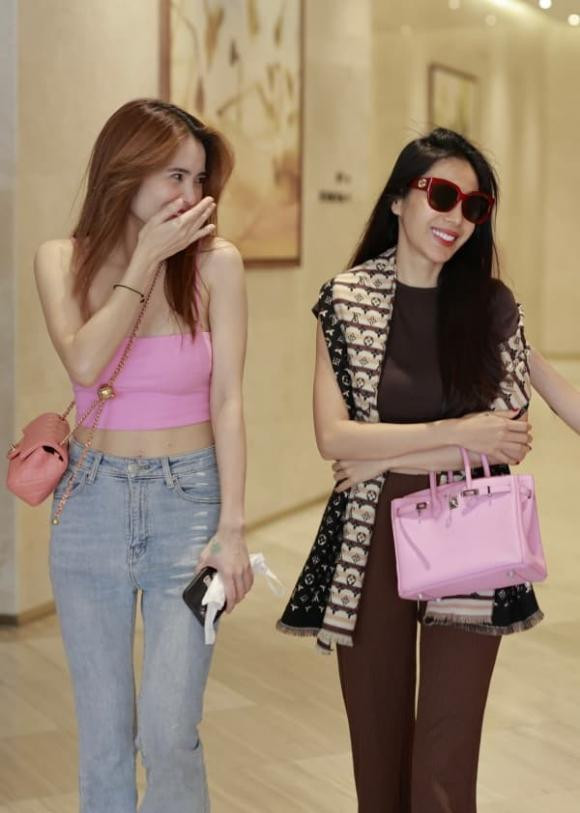 Thuy Tien duoc em gai Cong Vinh thap tung ra Hue