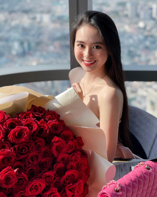 Cô nàng sở hữu khuôn mặt xinh đẹp, sống mũi cao, đôi mắt to tròn cùng nụ cười duyên dáng.