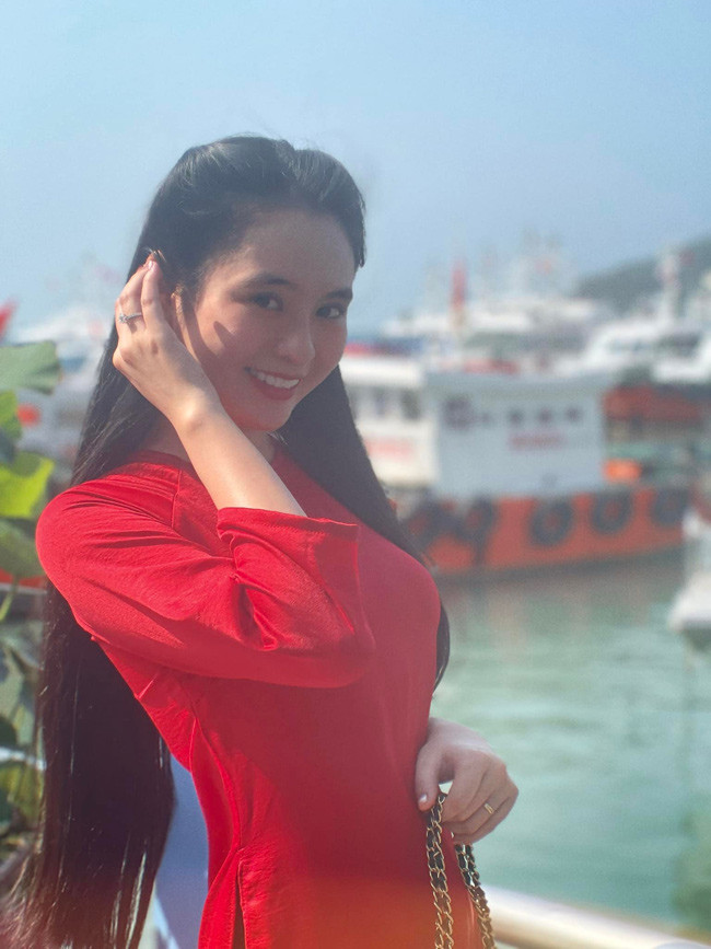 Ngày Tết, Ái Phi thường dành thời gian ở bên cạnh những người thân yêu, cùng chia sẻ về một năm đã qua và những dự định trong năm mới.