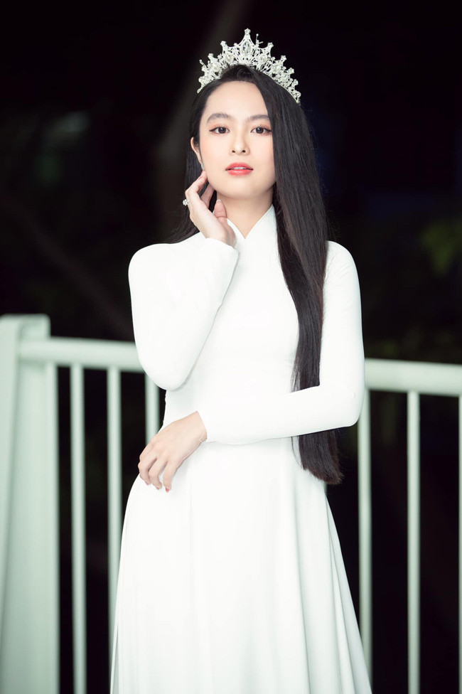 Ái Phi từng nhiều lần chụp ảnh với áo dài và mỗi bộ ảnh của cô đều thu hút sự quan tâm đặc biệt của dân mạng.