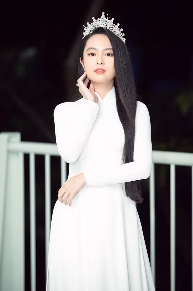 Ái Phi từng nhiều lần chụp ảnh với áo dài và mỗi bộ ảnh của cô đều thu hút sự quan tâm đặc biệt của dân mạng.