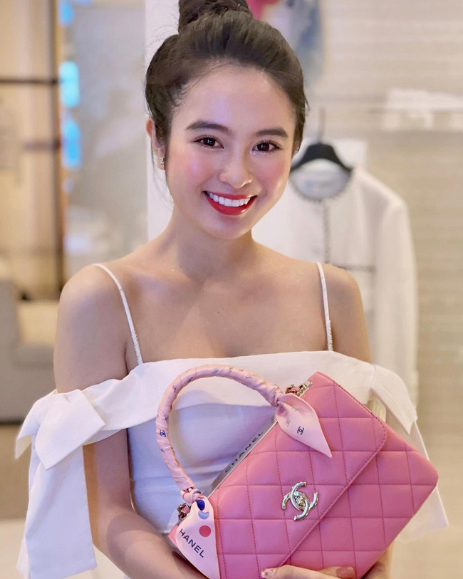 Cô nàng là Hoa khôi cuộc thi "Nét đẹp sinh viên Đại học Tôn Đức Thắng 2019", Á khôi cuộc thi "Duyên dáng Tết sinh viên"...