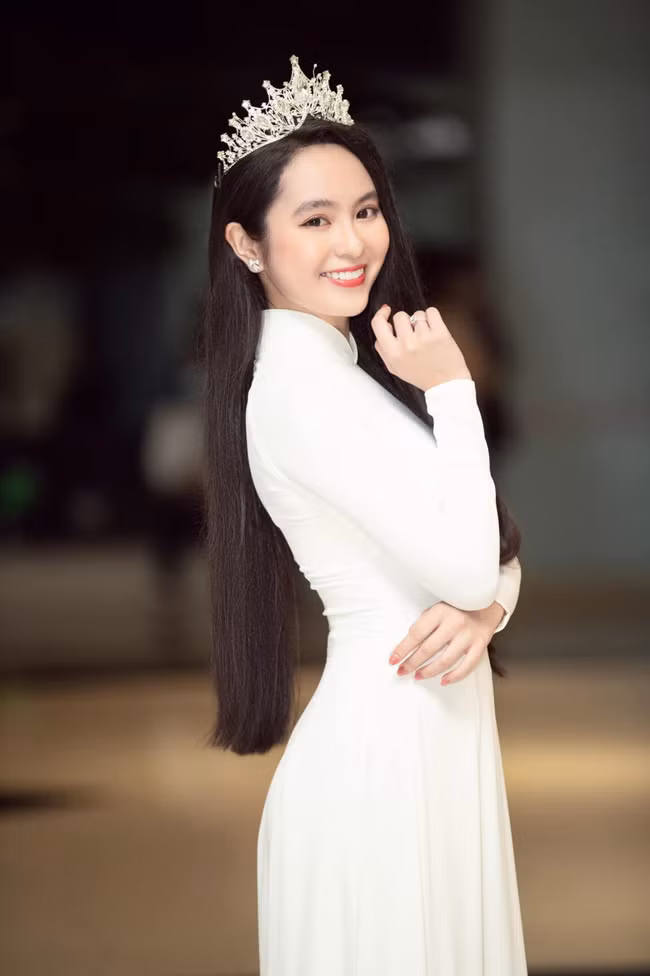 Trong tà áo dài truyền thống, cô nàng xinh đẹp, duyên dáng, kiêu sa.