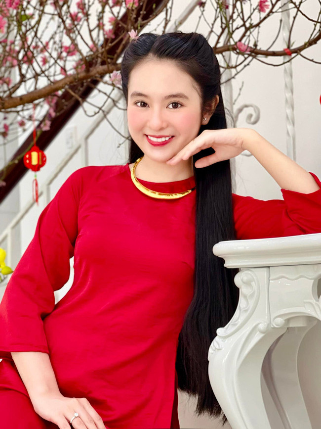 Nét đẹp nền nã, mặn mà của Ái Phi khiến người nhìn ngây ngất.