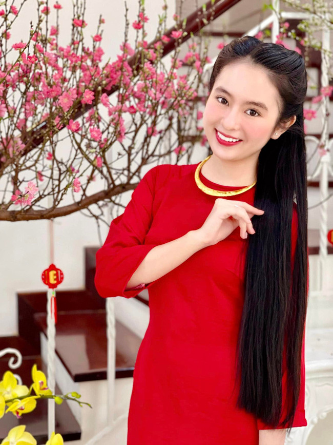 "Ngày Tết với mình lúc nào cũng ngập tràn niềm vui và hạnh phúc vì được ở bên những người mình yêu thương, quý trọng, được đón nhận lòng tin yêu của họ", Ái Phi chia sẻ.