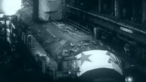 K-278 Komsomolets khi còn tại xưởng, với lá cờ Hải quân Liên Xô ở mũi.