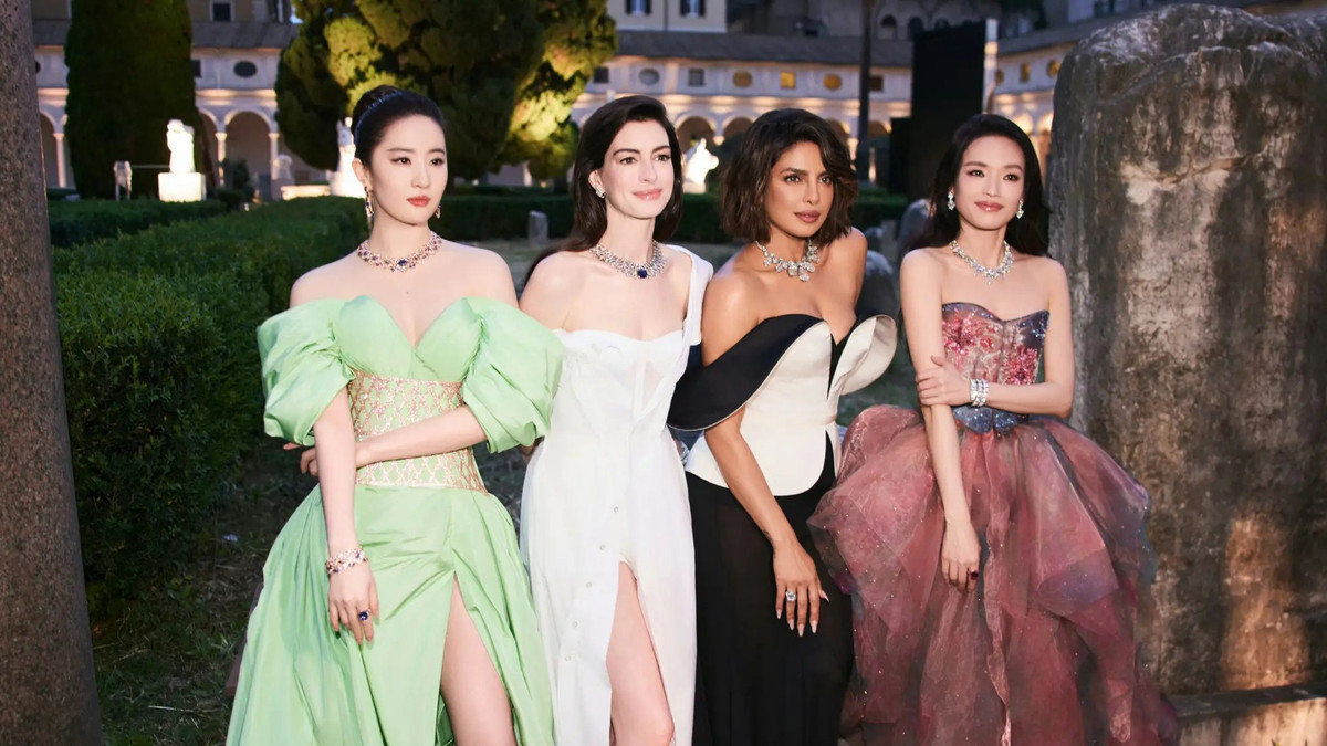 Ngày 21/5, Sina đưa tin hai nữ diễn viên nổi tiếng bậc nhất giới giải trí Hoa ngữ là Thư Kỳ và Lưu Diệc Phi cùng xuất hiện trong sự kiện thời trang của nhà mốt Bvlgari tại Roma, Italia. Cả hai có màn đọ sắc cùng những mỹ nhân hàng đầu thế giới như Anne Hathaway, Priyanka Chopra. Bất ngờ là Thư Kỳ ở tuổi 50 đã đánh bại thần tiên tỷ tỷ nổi danh của Trung Quốc Lưu Diệc Phi.