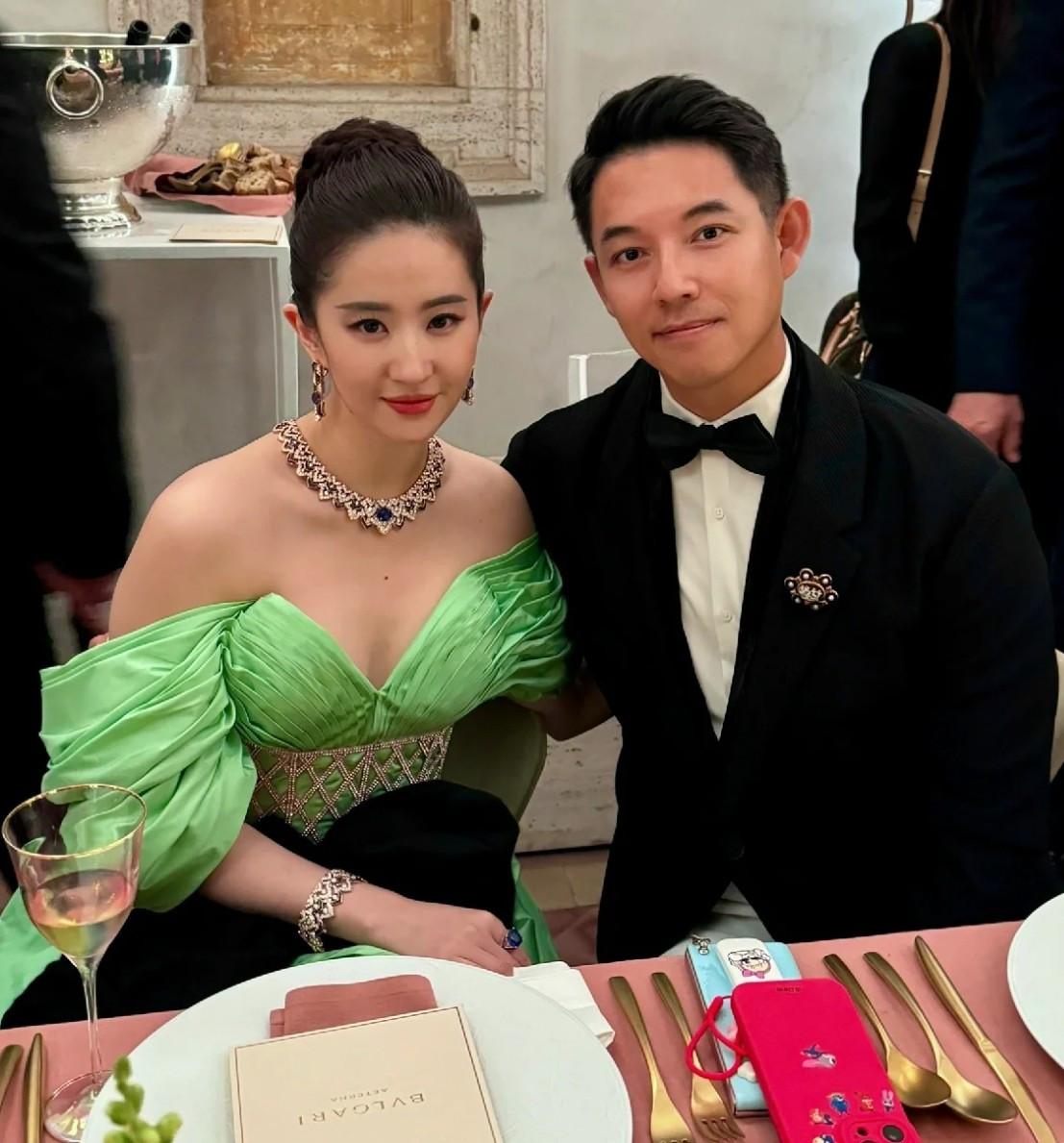 br/> Tuy nhiên, ưu điểm của Lưu Diệc Phi là làn da trắng sáng, chiều cao 1,7 m nổi bật và thần thái tự tin. Cô giao tiếp thoải mái với các khách mời, thể hiện đẳng cấp của một ngôi sao quốc tế. Trong ảnh, Lưu Diệc Phi giao lưu với nữ diễn viên Ấn Độ Priyanka Chopra và ông Tôn Tái Tái - Chủ tịch Marie Claire kiêm quản lý Marie Claire House.