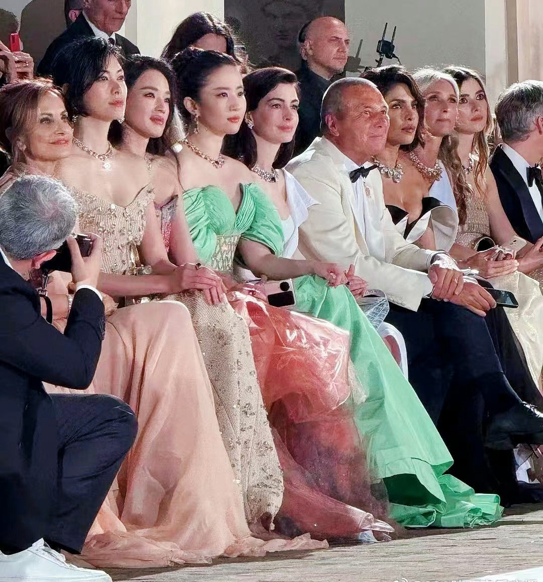 br/> Hình ảnh chụp chung của các minh tinh được khán giả Trung Quốc khen ngợi mỗi người một vẻ, đẹp tựa nữ thần.