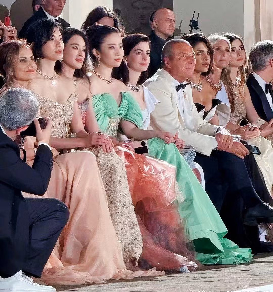 br/> Hình ảnh chụp chung của các minh tinh được khán giả Trung Quốc khen ngợi mỗi người một vẻ, đẹp tựa nữ thần.