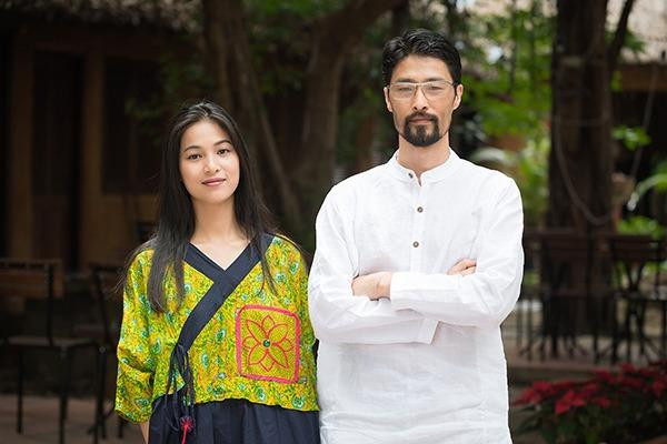 ược biết, suốt thời gian vắng mặt trên thị trường phim ảnh, Johnny Trí Nguyễn mở võ quán và sống bình lặng cùng diễn viên Nhung Kate - bạn gái lâu năm. Anh không cầu kỳ về hình thức và để mọi thứ thuận theo tự nhiên. Nói về cuộc sống hiện tại, Johnny Trí Nguyễn chia sẻ với Vnexpress: "Cuộc sống tôi trôi qua ở đây rất nhẹ nhàng, một ngày bắt đầu bằng một ly cà phê, kết thúc nhiều khi cũng với một ly cà phê (cười). Trừ những lúc có lớp, thời gian còn lại, võ đường khá im ắng, không xôm tụ như showbiz ngoài kia. Mỗi ngày, chúng tôi tổ chức hai lớp giúp các võ sĩ MMA tham gia các giải đấu chuyên nghiệp, trong đó một lớp tôi trực tiếp giảng dạy".