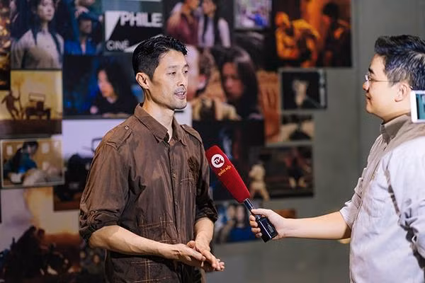 Còn về việc sống chung với bạn gái trong nhiều năm nhưng không kết hôn và làm đám cưới, Johnny Trí Nguyễn cho biết: "Với tôi, kết hôn chỉ là thủ tục. Tôi quan niệm hôn nhân không liên quan đến chuyện tình cảm, chỉ là cách để người ta gọi tên, bởi tình yêu thuộc về một không gian khác, hấp dẫn như một cuốn phim. Thường những phim tình cảm, hai người yêu và cưới nhau là hết. Tôi chưa muốn cái kết mà muốn nó như một phim dài tập hấp dẫn". Với Johnny Trí Nguyễn, chuyện tình cảm anh thuận theo tự nhiên, hiện tại anh chỉ quan tâm đến công việc và những dự định mới.