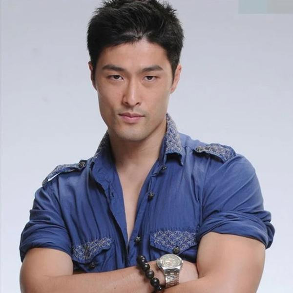 br/> Johnny Trí Nguyễn từng nổi tiếng với các bộ phim như: Dòng Máu Anh hùng, Bẫy Rồng, Bụi Đời Chợ Lớn. Ngoài ra, nam diễn viên còn tham gia nhiều phim hài như: Hồn Trương Ba, Da Hàng Thịt, Nụ Hôn Thần Chết, Cưới Ngay Kẻo Lỡ, Tèo Em.