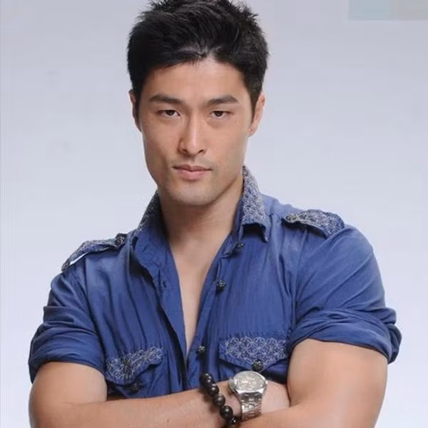 br/> Johnny Trí Nguyễn từng nổi tiếng với các bộ phim như: Dòng Máu Anh hùng, Bẫy Rồng, Bụi Đời Chợ Lớn. Ngoài ra, nam diễn viên còn tham gia nhiều phim hài như: Hồn Trương Ba, Da Hàng Thịt, Nụ Hôn Thần Chết, Cưới Ngay Kẻo Lỡ, Tèo Em.