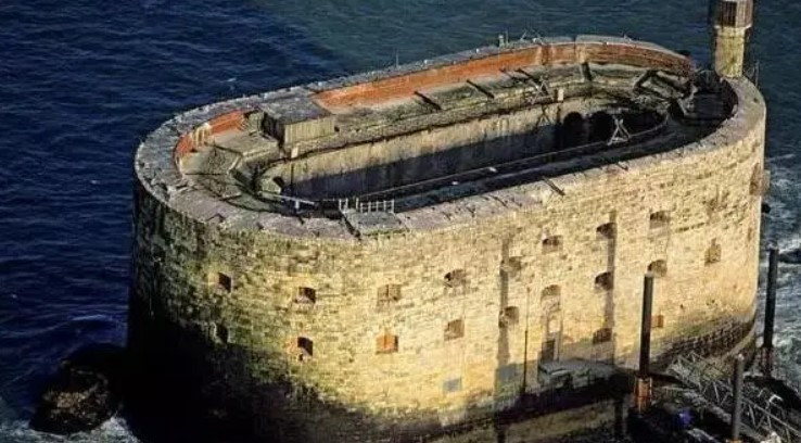  Nhà tù là nơi giam giữ tù nhân, khi nhắc đến nhà tù, điều đầu tiên nhiều người nghĩ đến là những bức tường dài vô tận, những người canh gác thô sơ, những phòng giam dùng để giam giữ tù nhân và cuộc sống không có tự do. Ấn tượng này của mọi người về nhà tù là hoàn toàn đúng đắn, nhưng không phải nhà tù nào trên thế giới cũng như vậy.