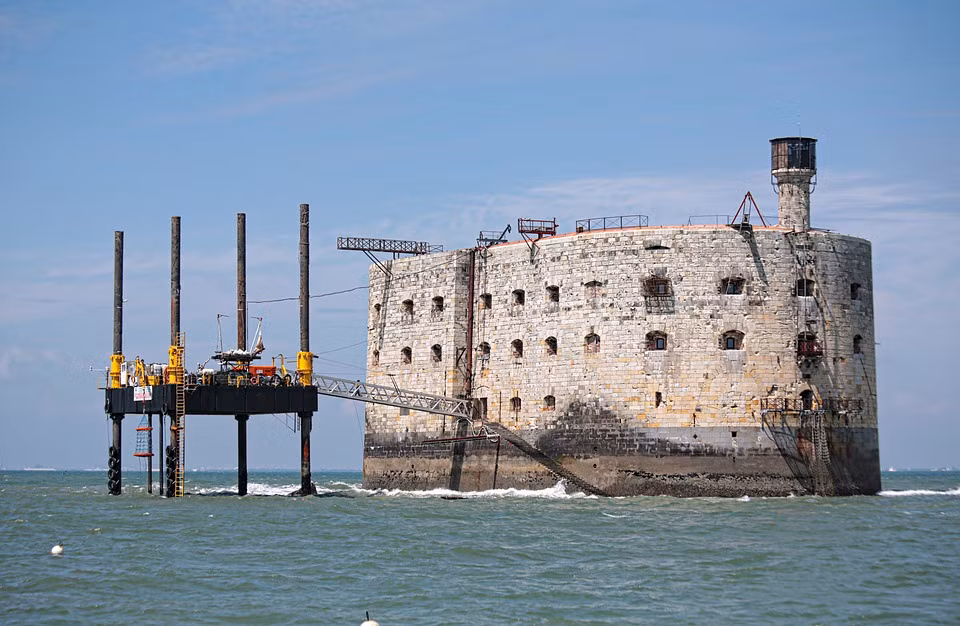 Vì xung quanh đều là nước biển nên họ không thể trốn thoát nếu không có thuyền, tất nhiên trừ khi họ đặc biệt giỏi về khả năng sinh tồn dưới nước. Chính vì vậy mà các tù nhân ở đây rất tự do mà không có sự giám sát của cai ngục.