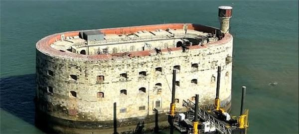 Sau khi có xưởng đóng tàu, vua Pháp còn muốn có một pháo đài quân sự, và những pháo đài quân sự này đã được xây dựng giữa biển hiện nay là nhà tù Boyard. Tuy nhiên, trong quá trình thi công, người ta phát hiện việc đầu tư quá lớn nên công việc bị dừng lại.