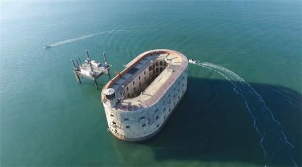 Đồng thời, không có lính canh gác nhà tù này, nhưng chưa bao giờ có một cuộc trốn thoát nào. Nhà tù này là Nhà tù Boyard nằm ở Port-La Roche, Pháp. Thực chất, lúc đầu đây không phải là nhà tù mà là một căn cứ quân sự.