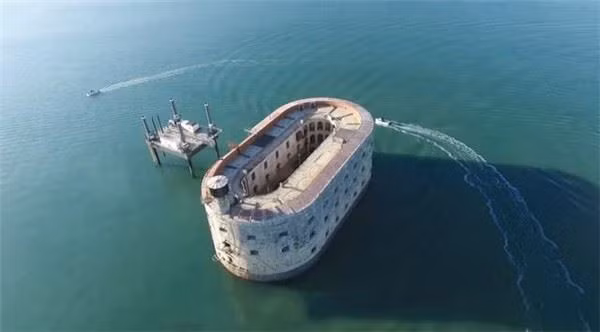 Đồng thời, không có lính canh gác nhà tù này, nhưng chưa bao giờ có một cuộc trốn thoát nào. Nhà tù này là Nhà tù Boyard nằm ở Port-La Roche, Pháp. Thực chất, lúc đầu đây không phải là nhà tù mà là một căn cứ quân sự.