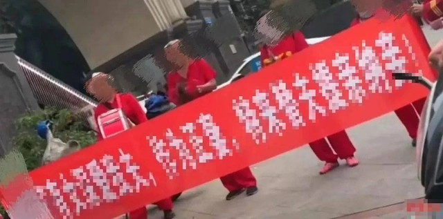 Mang bang ron den dam cuoi chong cu de chuc phuc