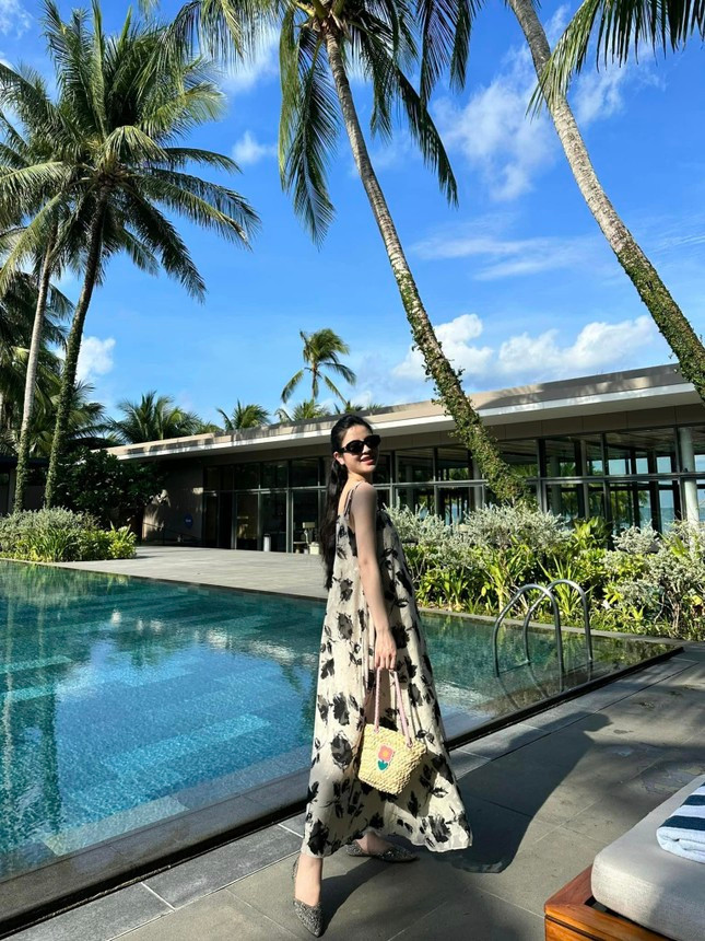 Những bộ váy suông rộng giúp Chu Thanh Huyền vừa cảm thấy mát mẻ trong thời tiết nóng bức, vừa che dáng rất tốt khi cô tăng cân do đang mang thai.