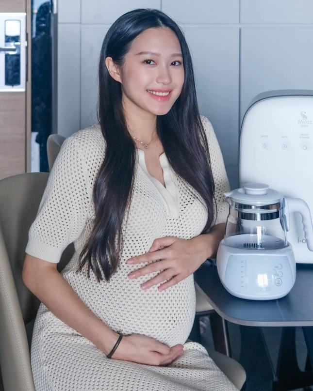 Bà xã Đoàn Văn Hậu tiết lộ em bé trong bụng có đôi chân dài hứa hẹn có chiều cao vượt trội giống bố. Còn netizen thì đoán con trai của cặp đôi khi chào đời sẽ sở hữu diện mạo sáng bừng vì cả bố lẫn mẹ đều có ngoại hình nổi bật.